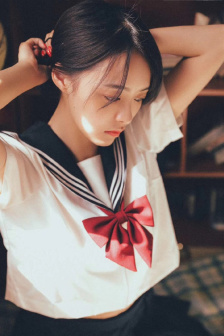 不扣纽扣的女孩